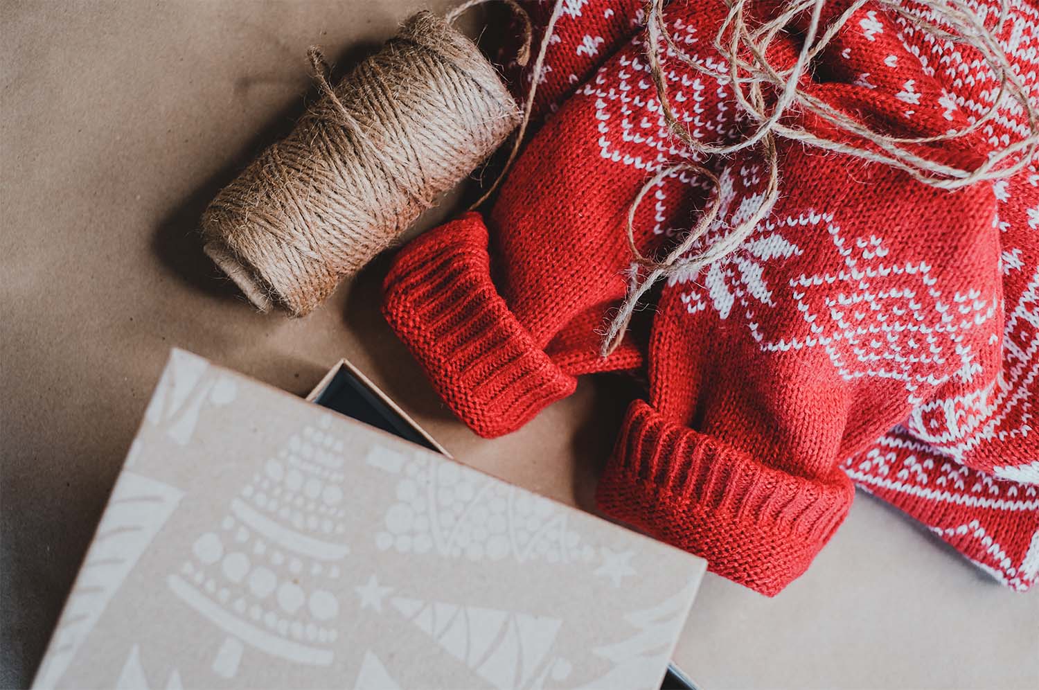weihnachtlicher Strickpullover & Bastelzubehör